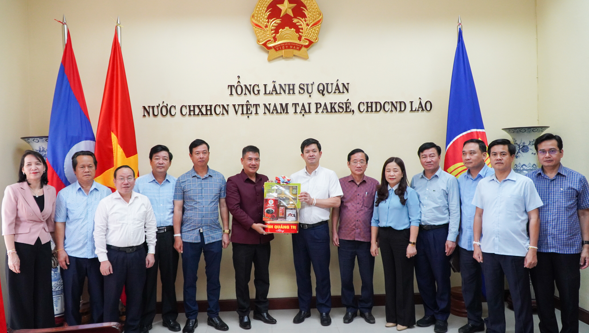 Une délégation de haut rang de la province de Quang Tri visite le consulat général du Vietnam dans les provinces de Champassak et de Savannakhet