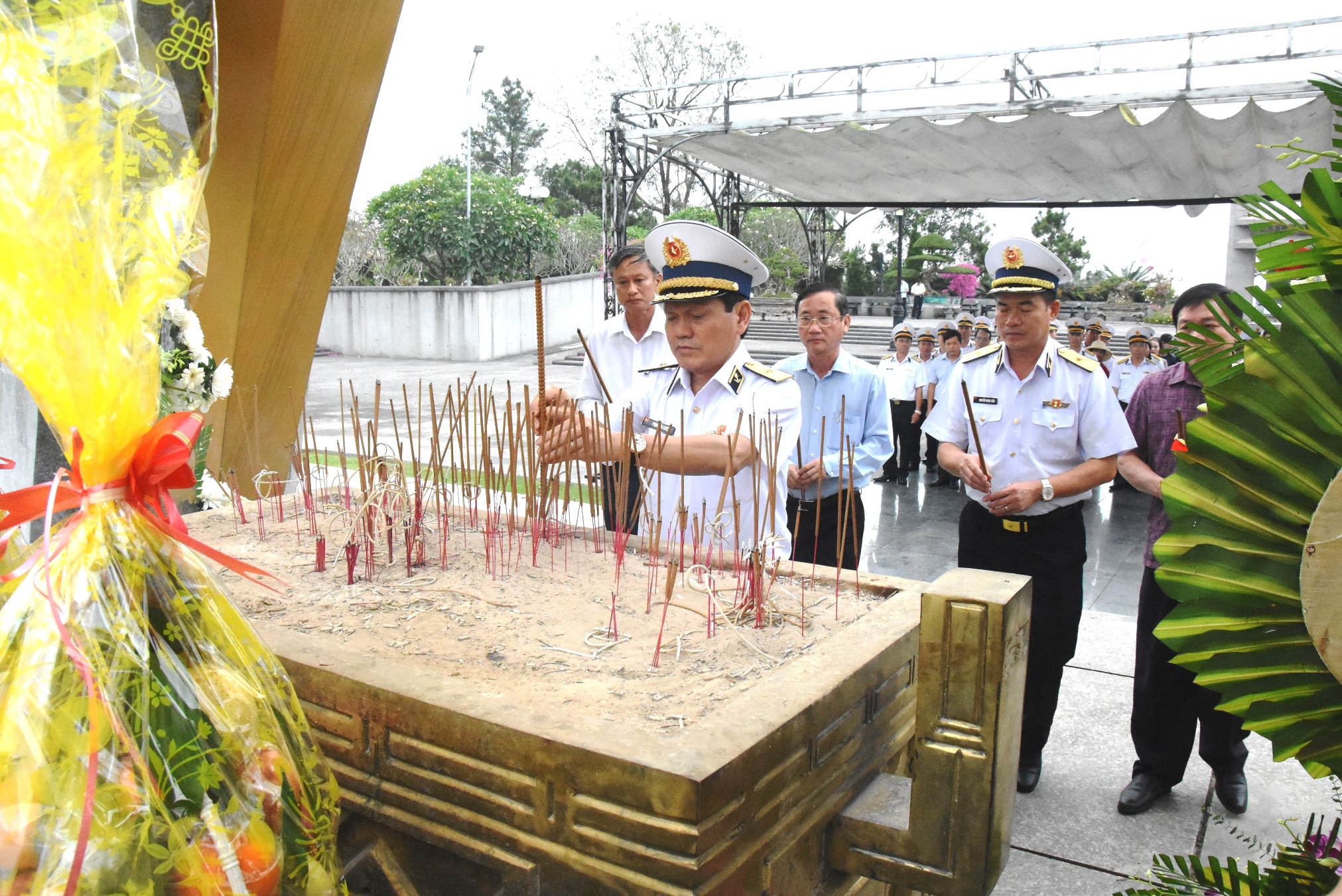 Đại biểu dự Hội nghị sơ kết công tác phối hợp tuyên truyền biển, đảo năm 2023 dâng hương tri ân các anh hùng liệt sĩ