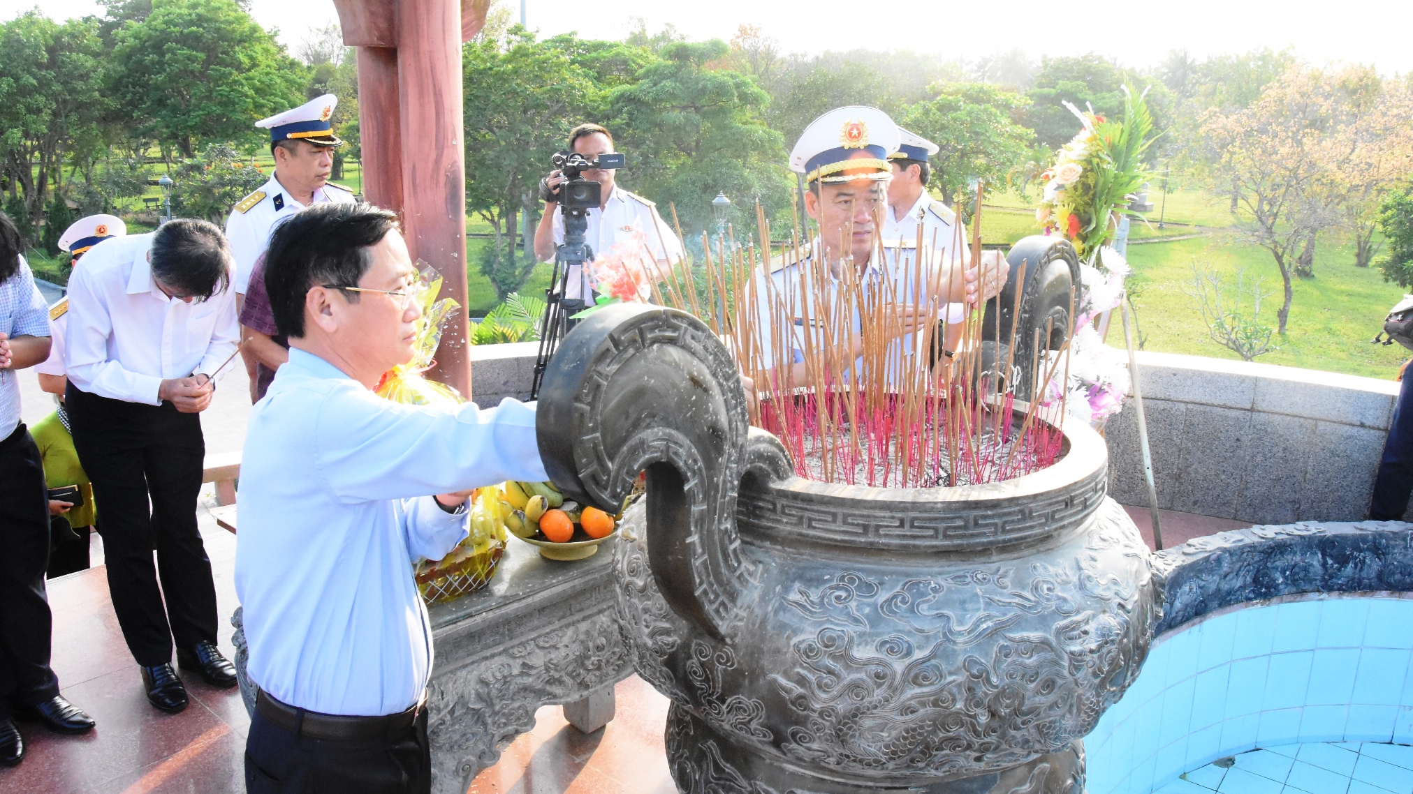 Đại biểu dự Hội nghị sơ kết công tác phối hợp tuyên truyền biển, đảo năm 2023 dâng hương tri ân các anh hùng liệt sĩ