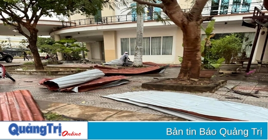 A sudden thunderstorm and tornado in Lao Bao town caused many houses to have their roofs blown off and trees to fall.