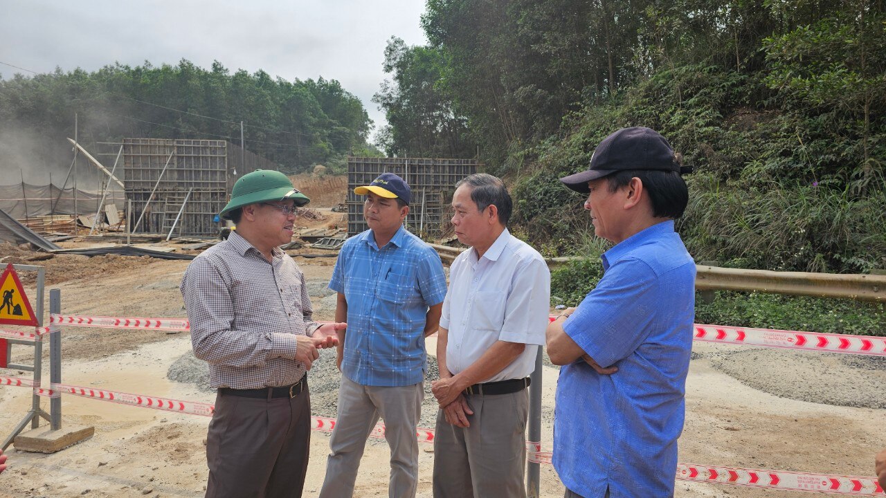 Đẩy nhanh tiến độ để bàn giao mặt bằng ở vị trí đường găng cao tốc Vạn Ninh - Cam Lộ