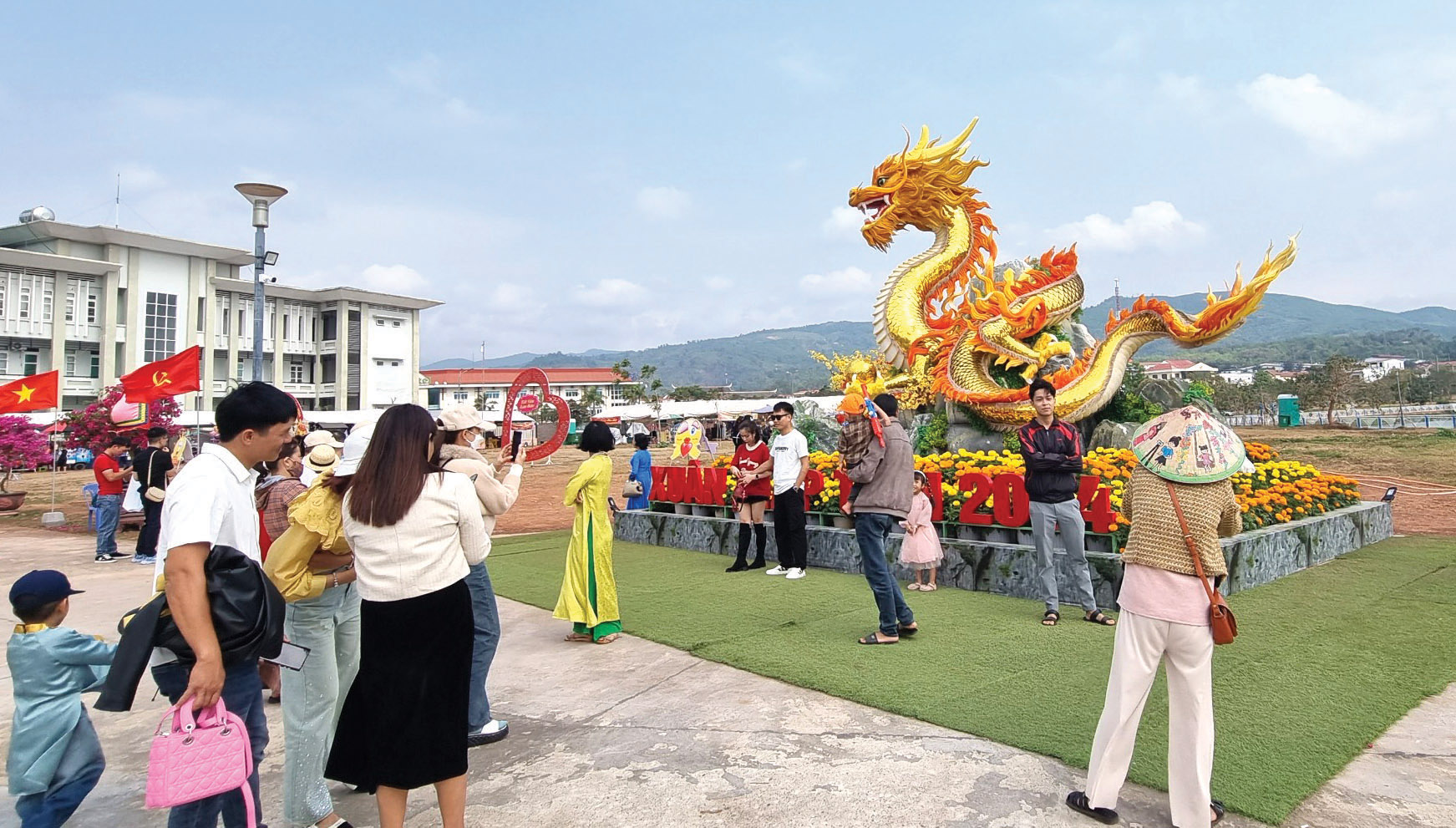 Tạo thuận lợi cho cư dân biên giới và khách du lịch qua lại trong Khu kinh tế thương mại xuyên biên giới chung Lao Bảo - Densavan