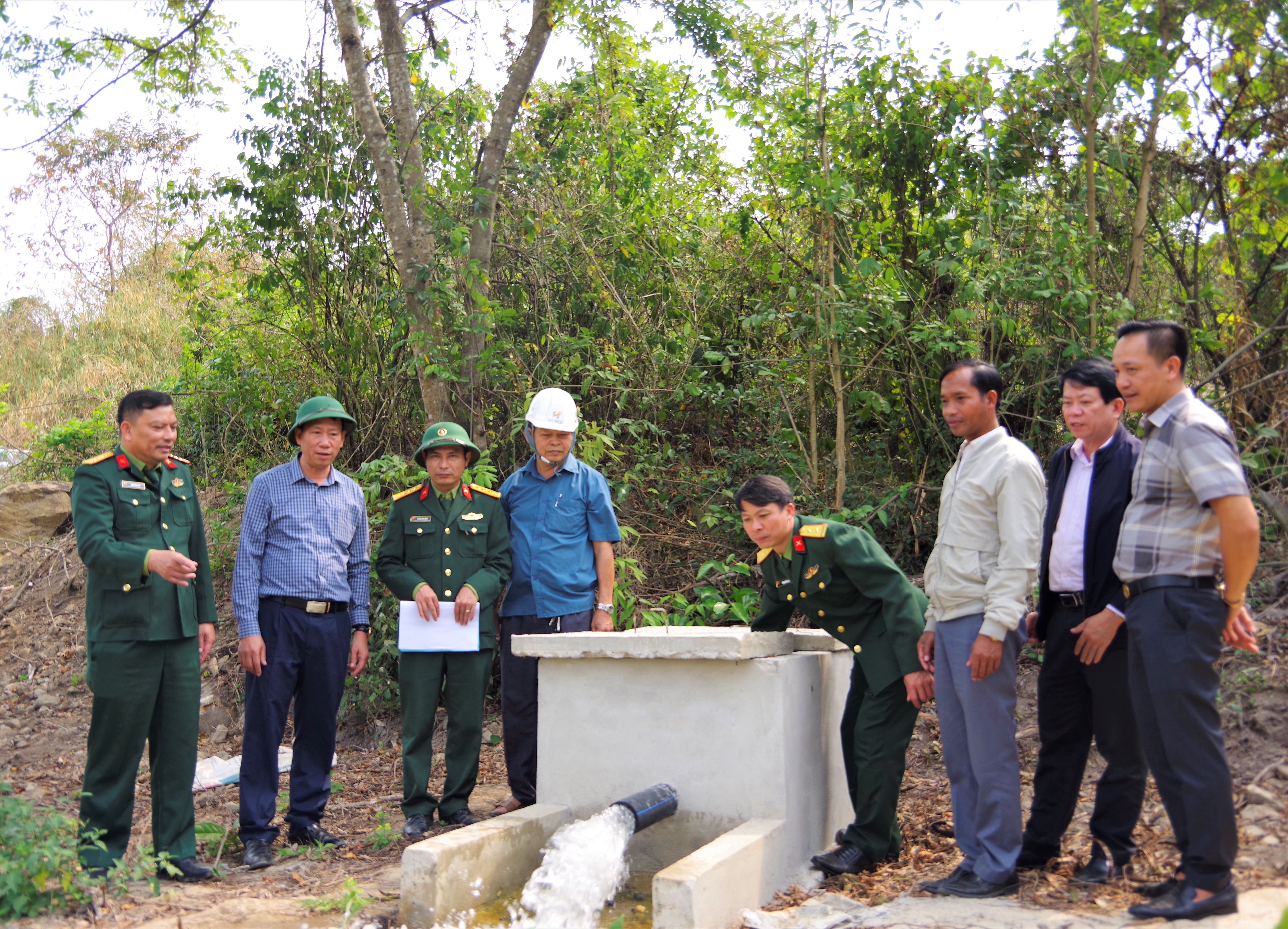 Bàn giao 6 công trình giao thông, thuỷ lợi và nước sinh hoạt cho các xã vùng khó