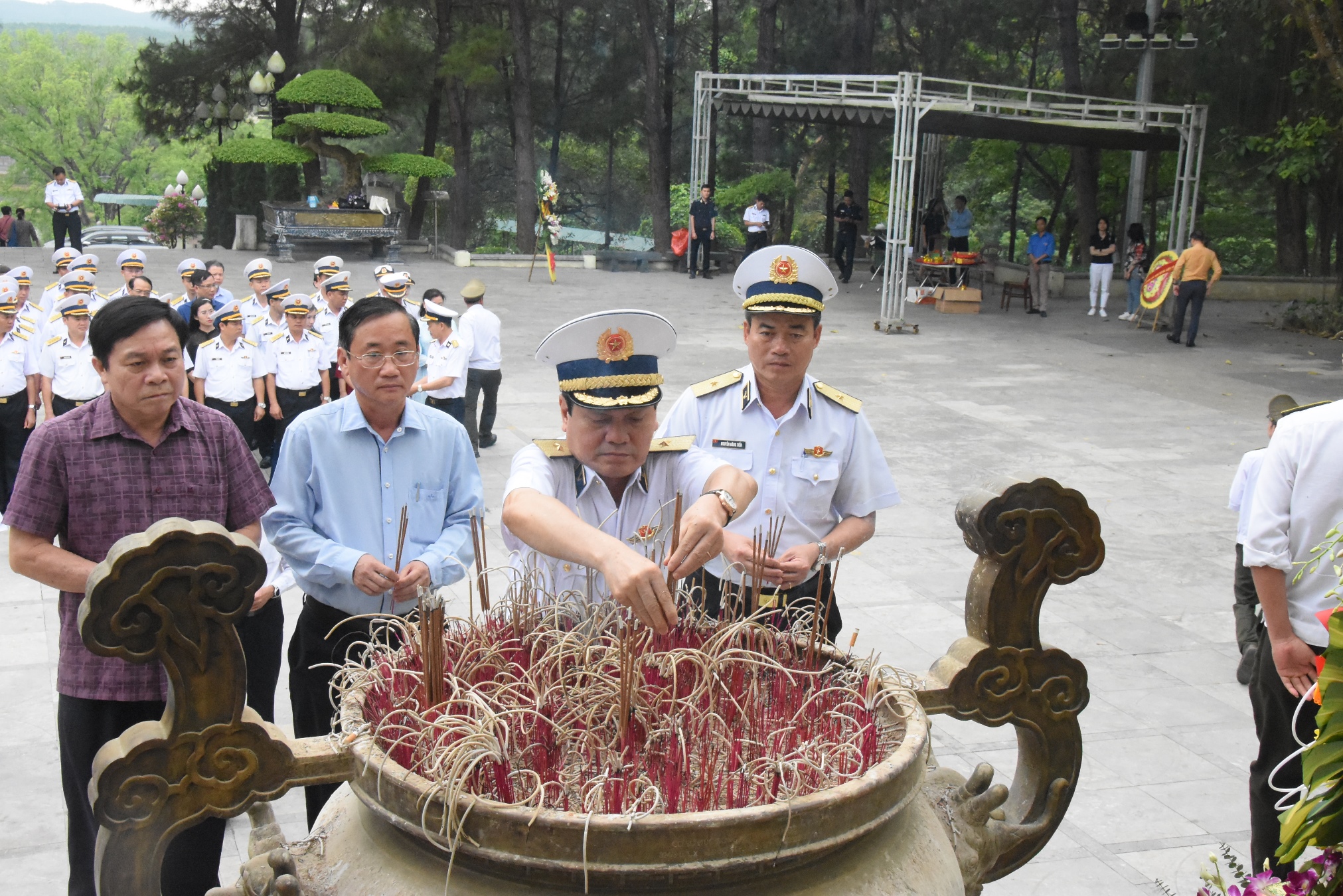 Đại biểu dự Hội nghị sơ kết công tác phối hợp tuyên truyền biển, đảo năm 2023 dâng hương tri ân các anh hùng liệt sĩ