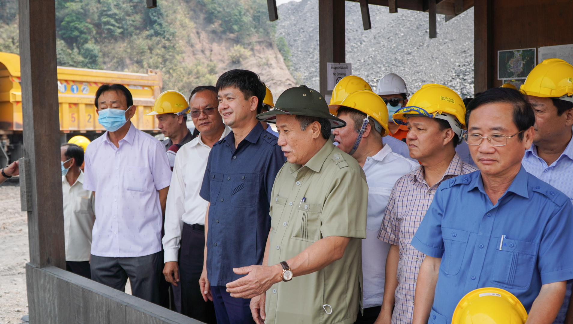 Altos dirigentes de la provincia de Quang Tri visitan la mina de carbón de Kaleum en la provincia de Sekong.