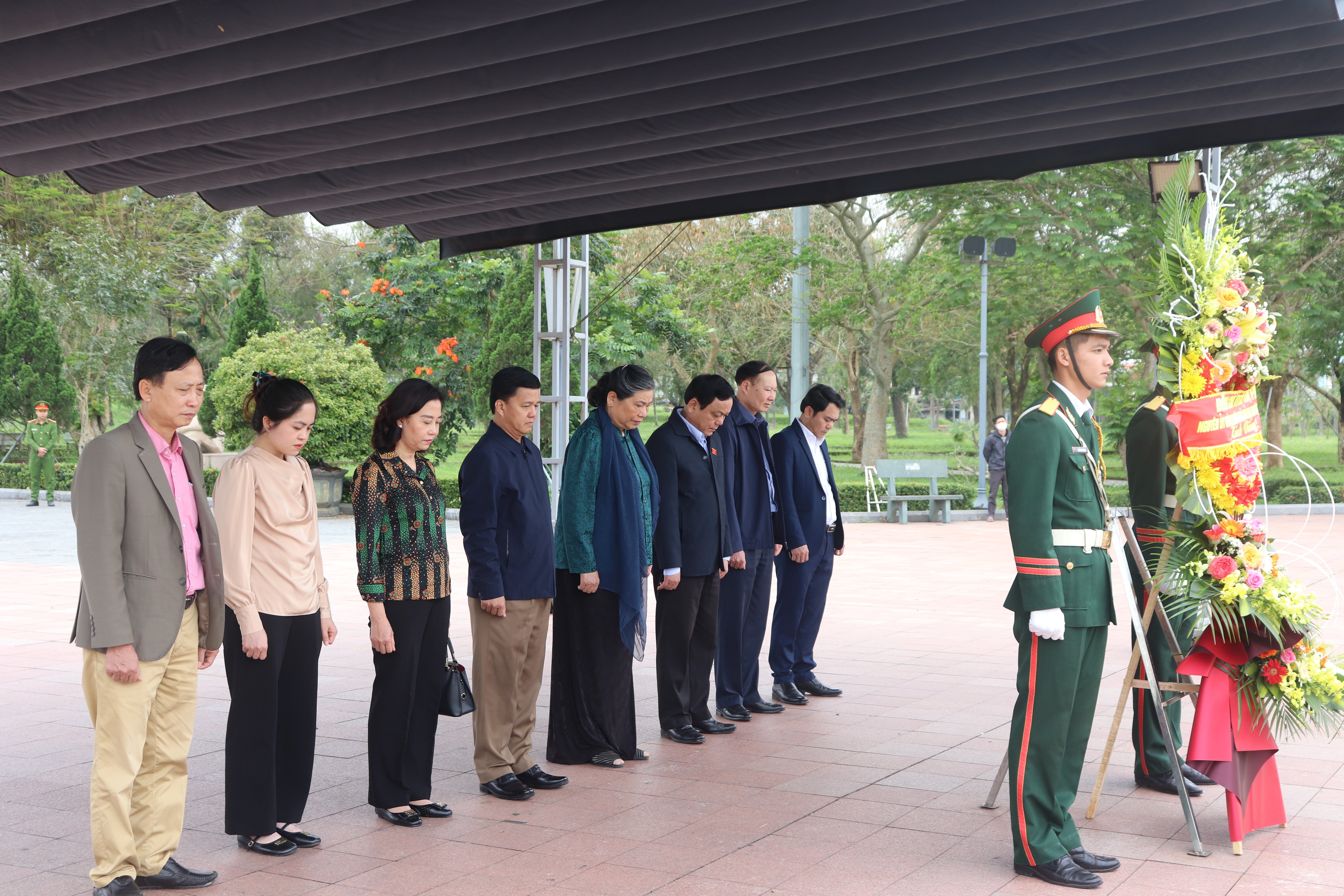 Nguyên Phó Chủ tịch Thường trực Quốc hội Tòng Thị Phóng dâng hương tưởng niệm các anh hùng liệt sĩ tại Quảng Trị