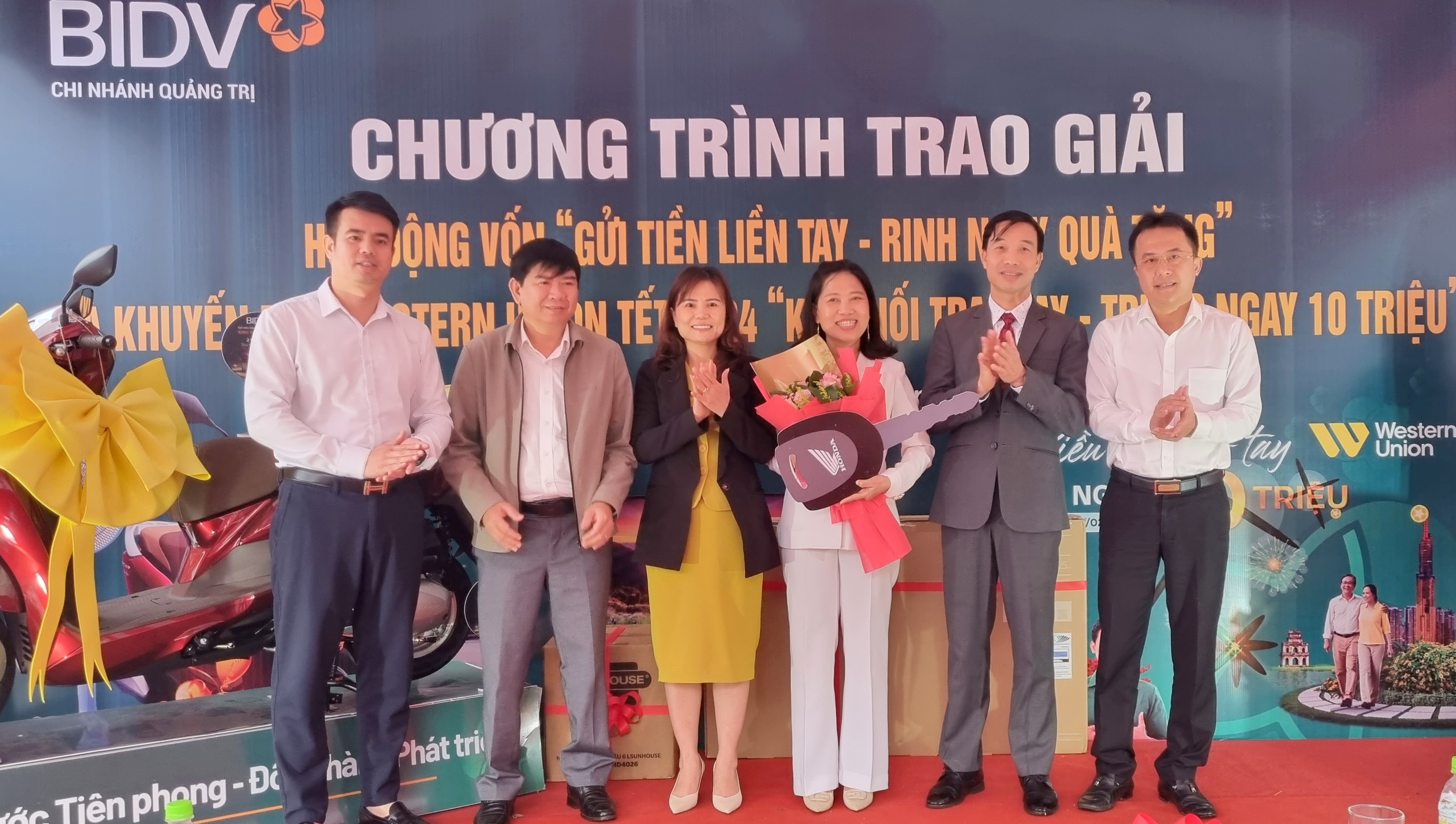 Trao giải khuyến mại huy động vốn “Gửi tiền liền tay - Rinh ngay quà tặng”