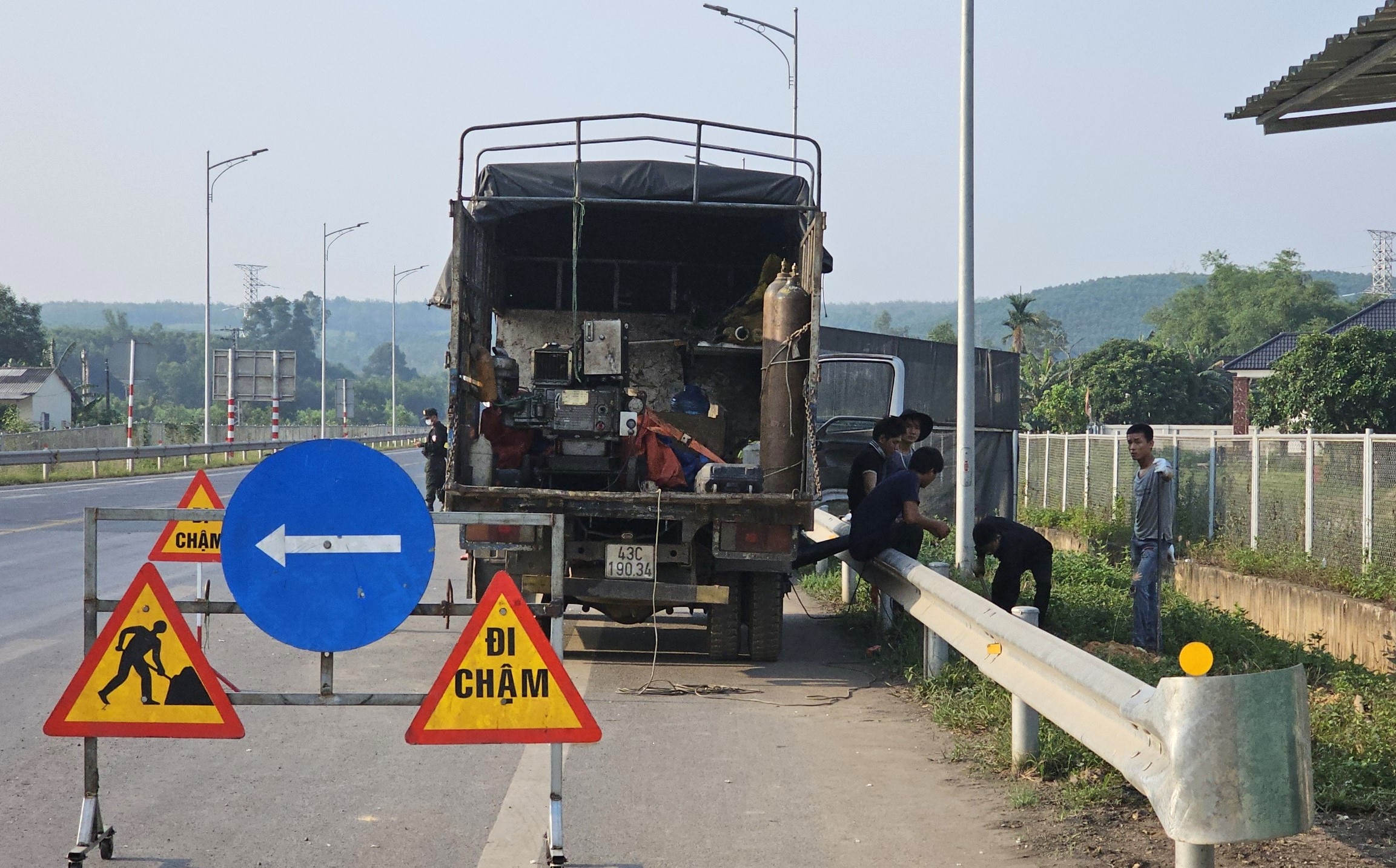 Cấm một số phương tiện lưu thông trên cao tốc Cam Lộ - La Sơn nhưng biển báo chưa lắp đặt