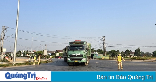 Some vehicles are banned from traveling on Cam Lo highway.