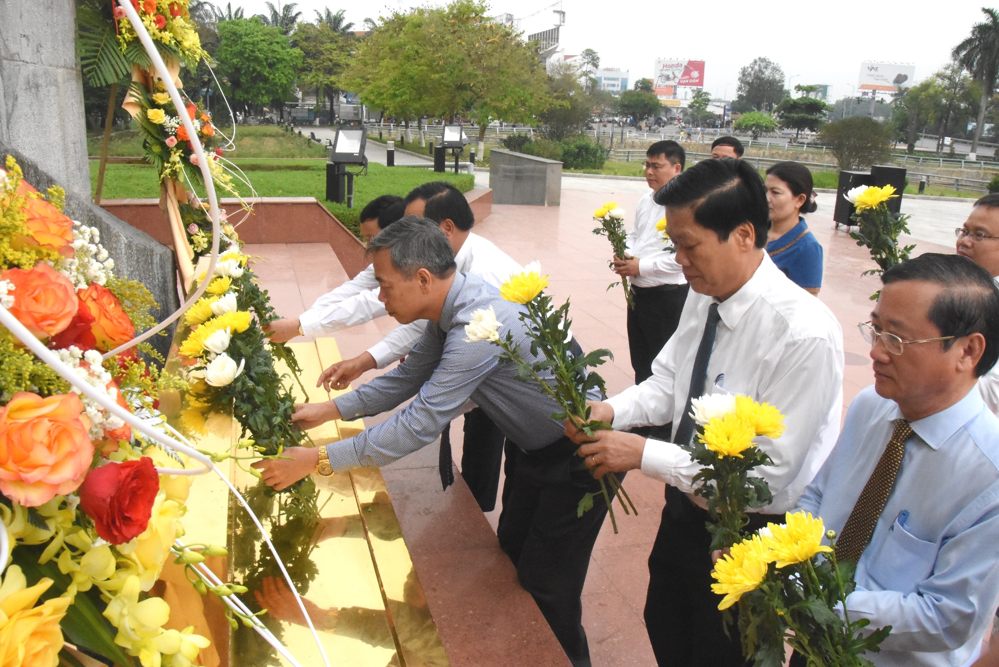 Lãnh đạo tỉnh dâng hương, dâng hoa tưởng niệm Tổng Bí thư Lê Duẩn