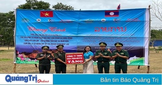 Übergabe von Geschenken und Neujahrswünschen an die Bevölkerung der Dorfgruppe La Co und die Grenzschutzkräfte des Distrikts Sepon in der Provinz Savannakhet, Laos