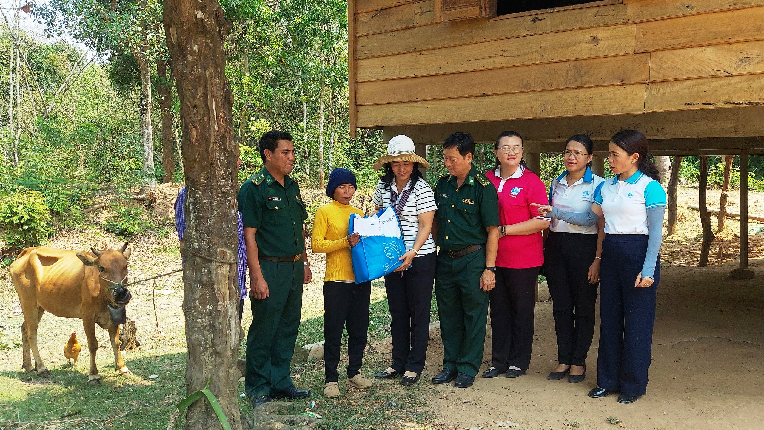 Tổ chức Chương trình “Đồng hành cùng phụ nữ biên cương” 