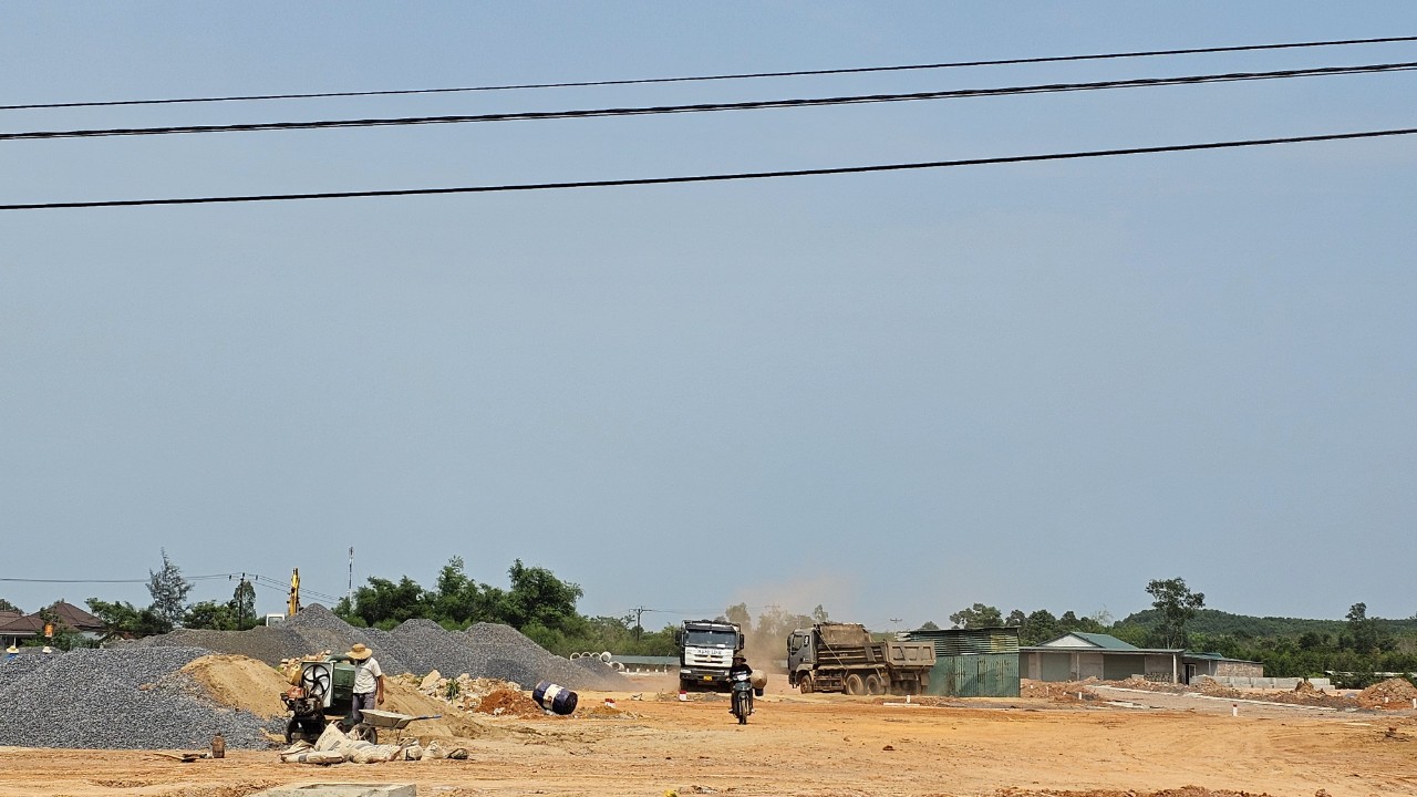 Tăng cường tuyên truyền, vận động người dân bàn giao mặt bằng phục vụ thi công cao tốc Vạn Ninh - Cam Lộ