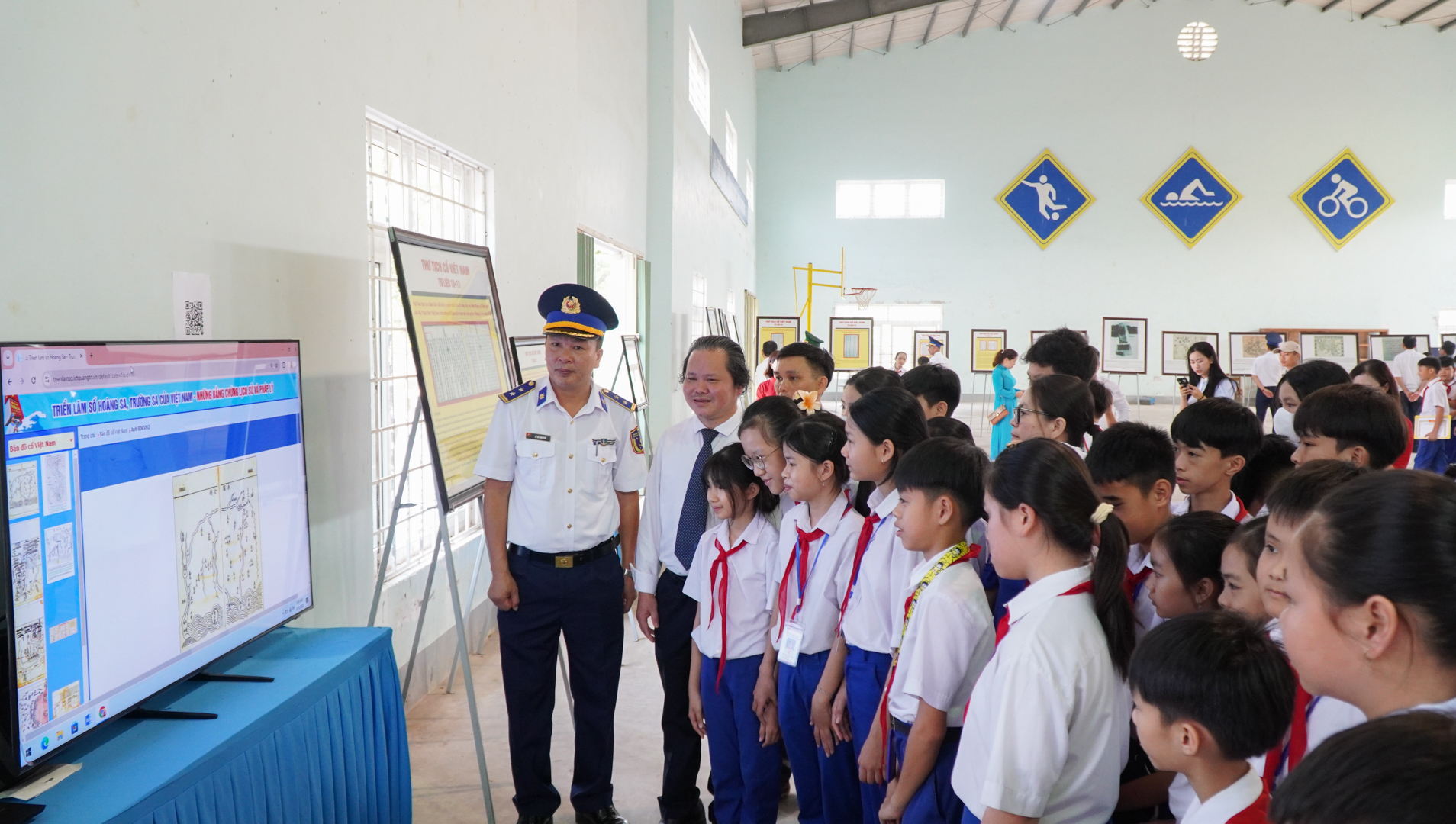 Nhiều tư liệu được trưng bày tại Triển lãm số “Hoàng Sa, Trường Sa của Việt Nam - Những bằng chứng lịch sử và pháp lý”