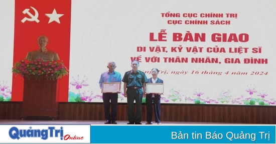 Bàn giao di vật, kỷ vật của liệt sĩ về với thân nhân, gia đình