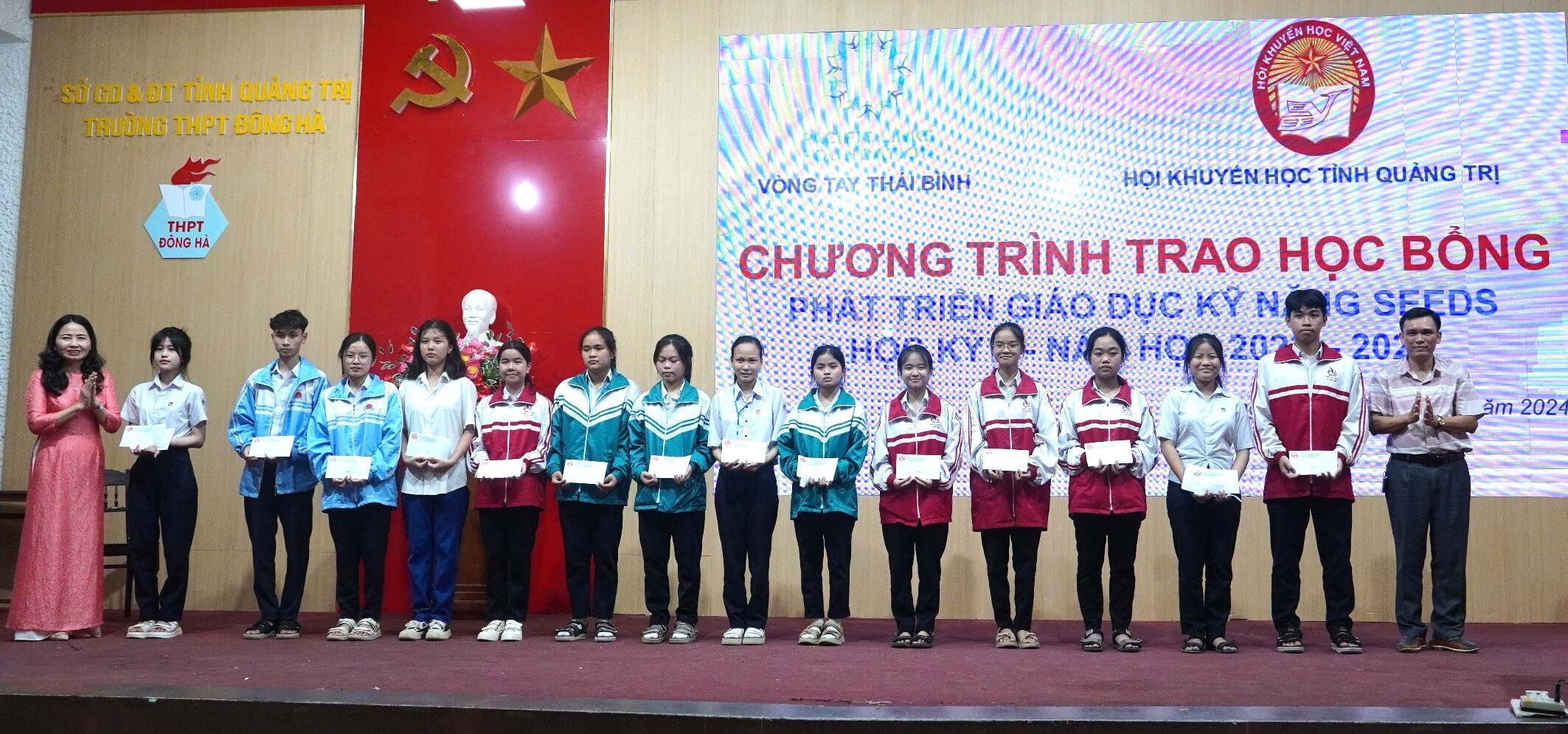 Trao 78 suất học bổng cho học sinh nghèo vượt khó vươn lên học tập