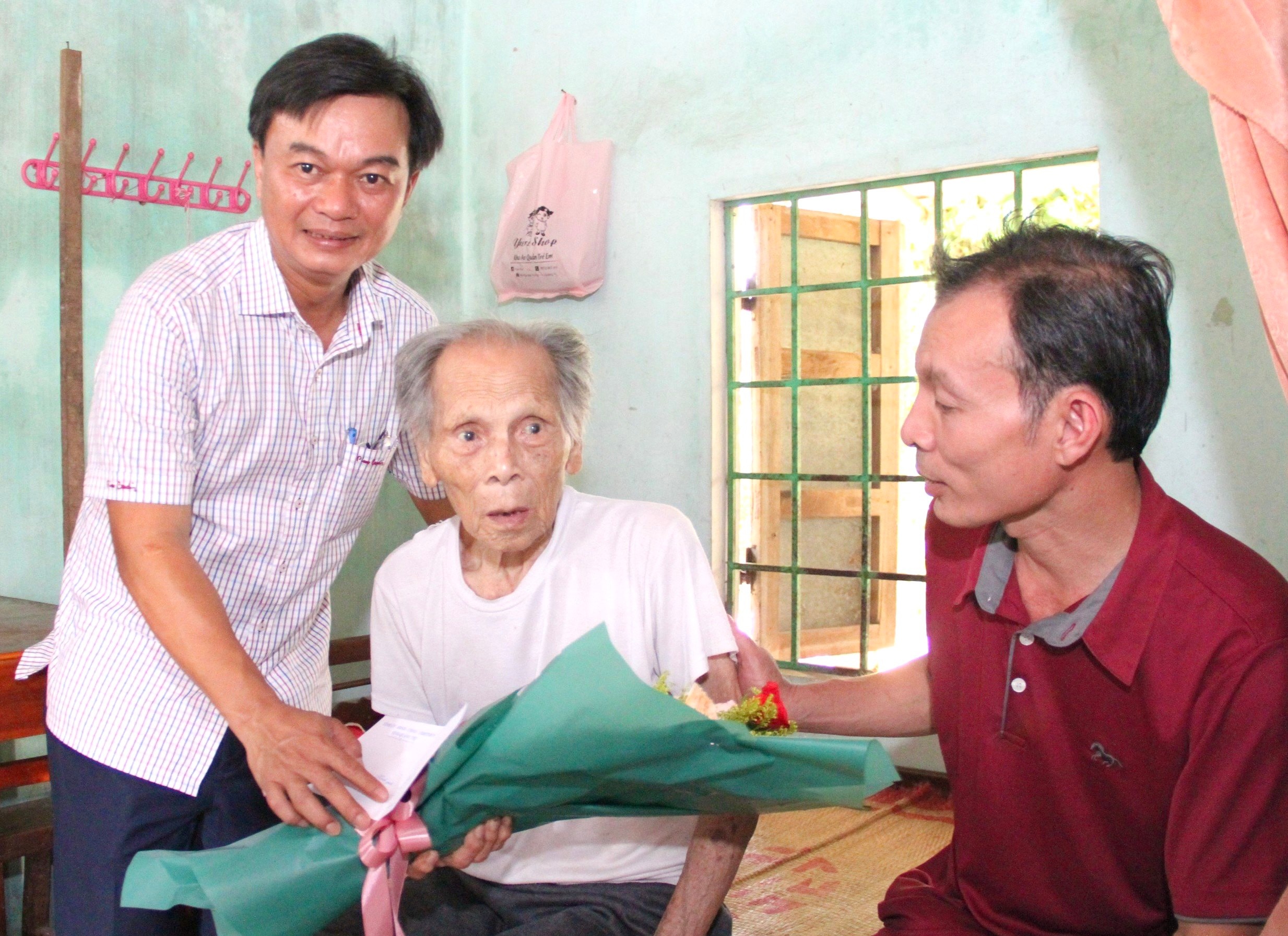 Phó Chủ tịch Thường trực HĐND tỉnh Nguyễn Chiến Thắng thăm, tặng quà chiến sĩ tham gia Chiến dịch Điện Biên Phủ