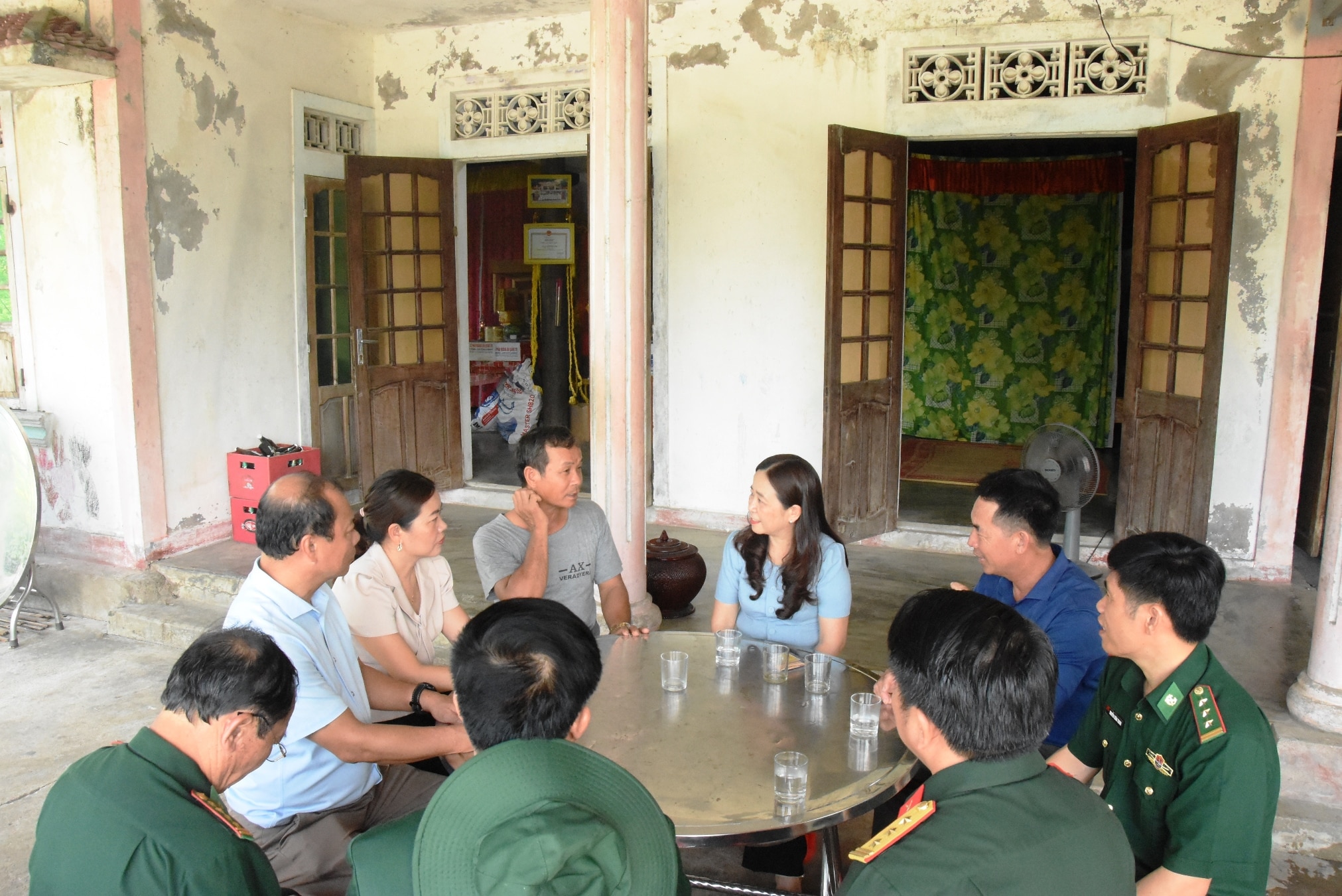 Besuchende Soldaten und jugendliche Freiwillige, die an der Dien-Bien-Phu-Kampagne teilnehmen