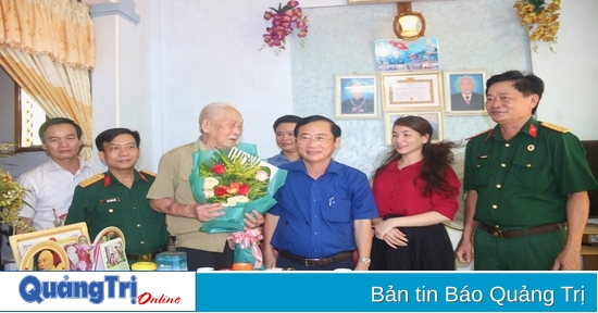 Trưởng Ban Tuyên giáo Tỉnh ủy Hồ Đại Nam thăm, tặng quà chiến sĩ tham gia Chiến dịch Điện Biên Phủ