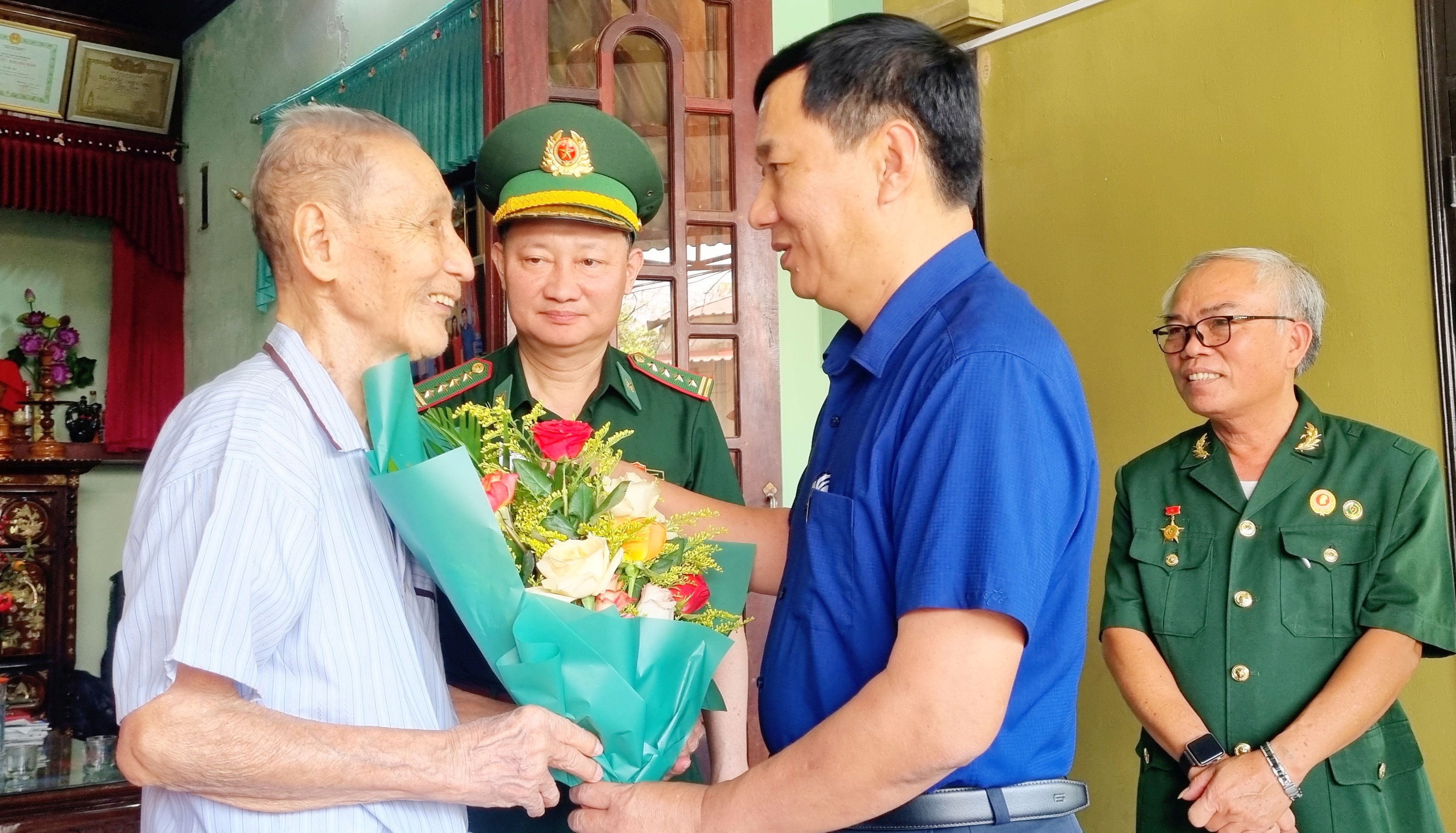 Bí thư Thành ủy Đông Hà Lê Quang Chiến tri ân chiến sĩ, thanh niên xung phong tham gia Chiến dịch Điện Biên Phủ