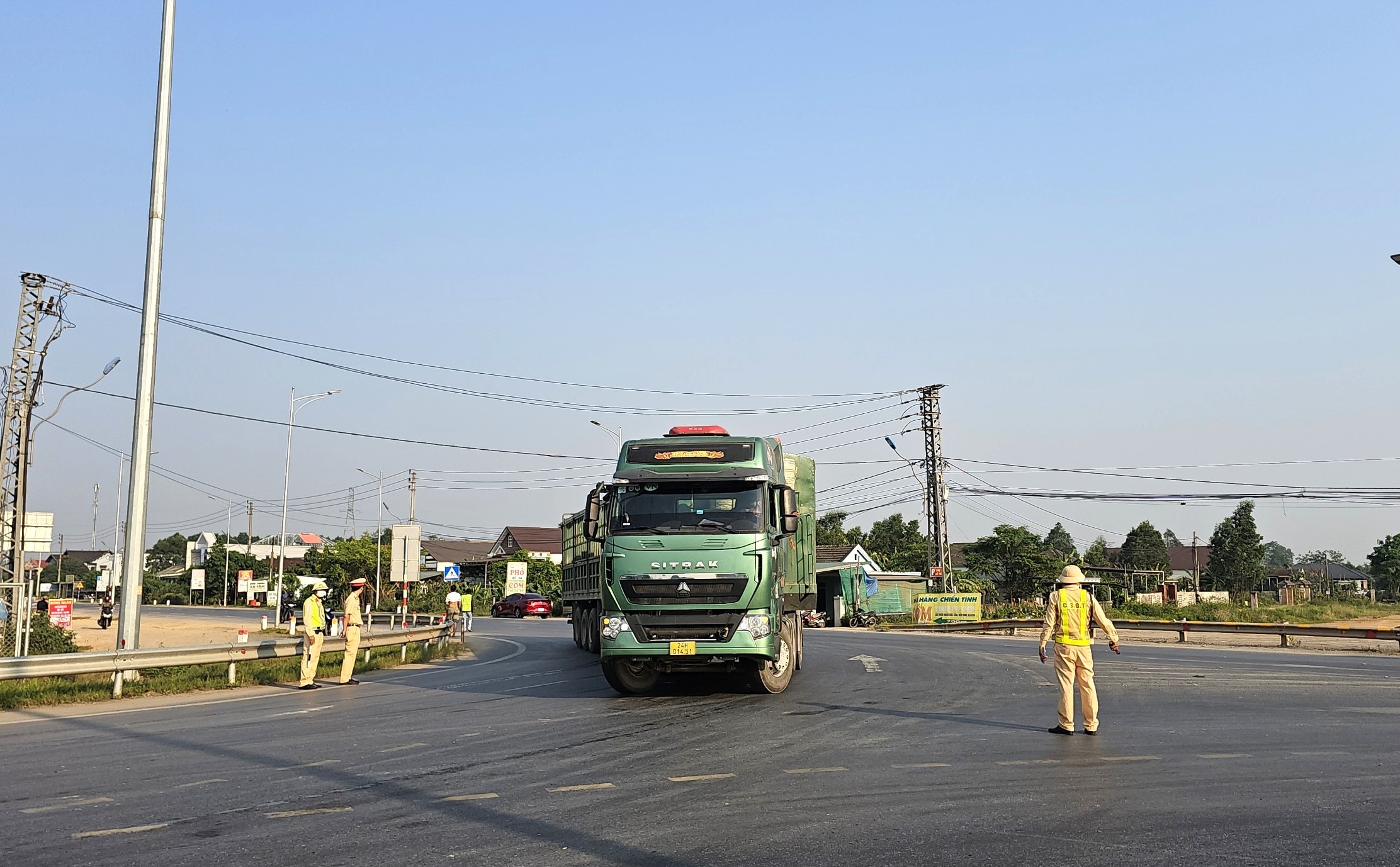 Cấm một số phương tiện lưu thông trên cao tốc Cam Lộ - La Sơn nhưng biển báo chưa lắp đặt