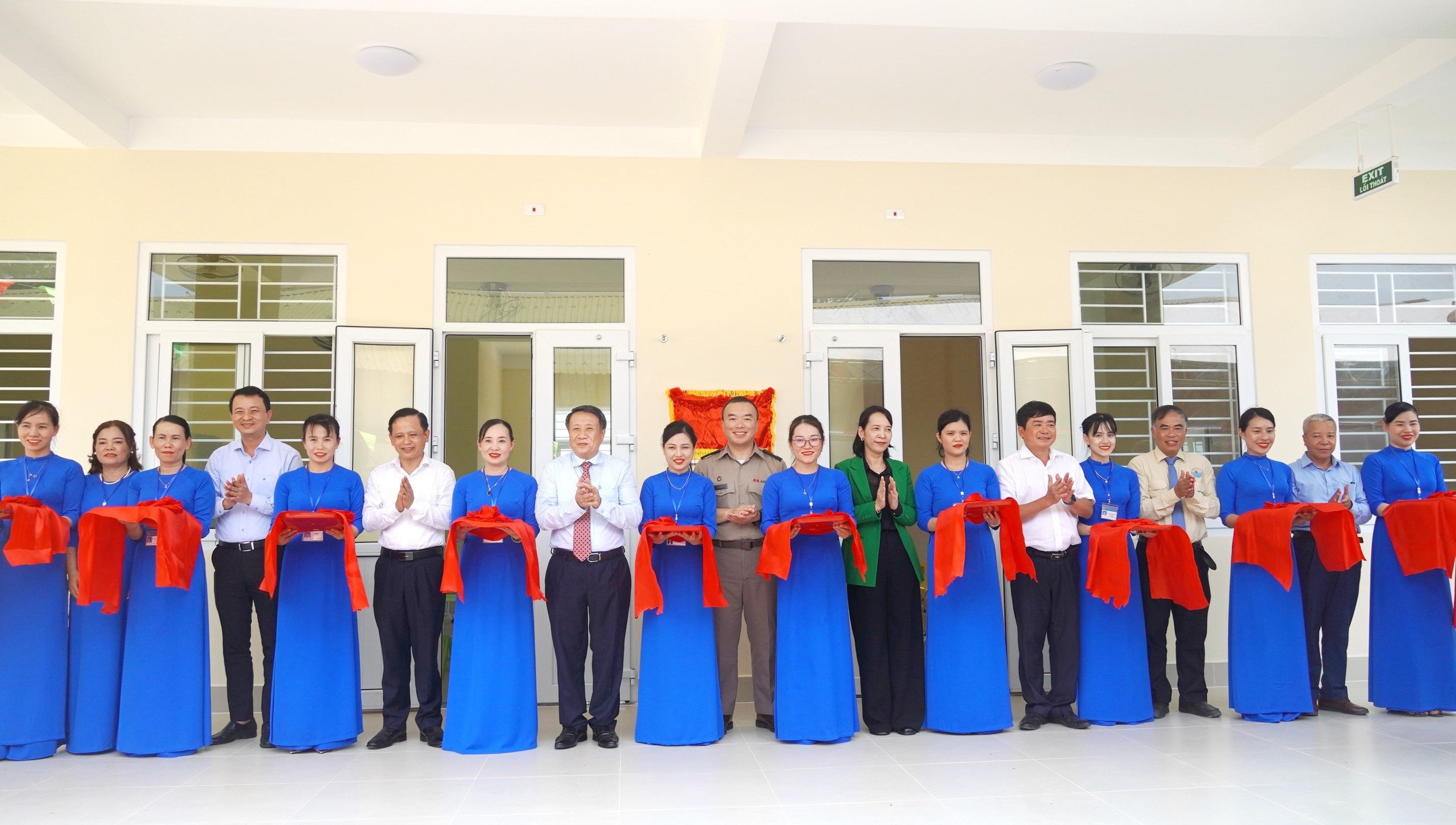 Inauguration et remise de l'école maternelle Trieu Thuan