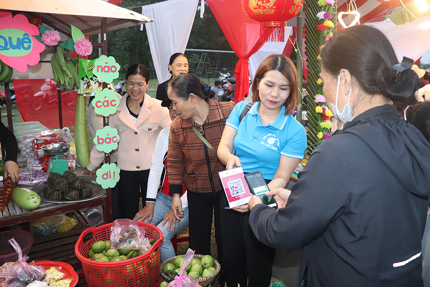 Lan tỏa tiện ích từ hoạt động thanh toán không dùng tiền mặt đến phụ nữ nông thôn