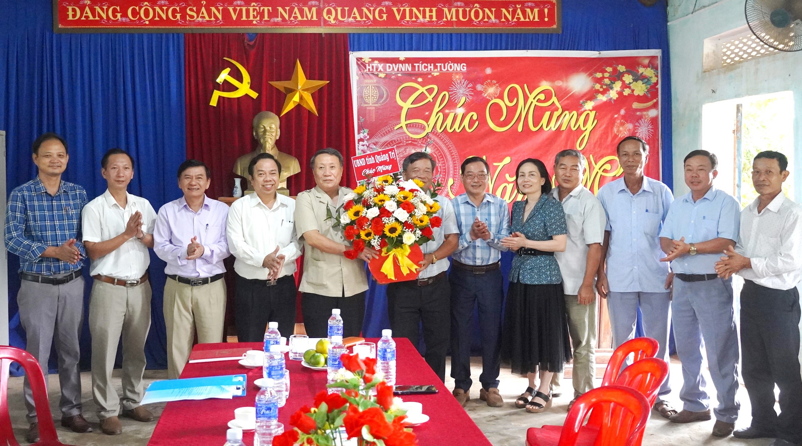 Standing Vice Chairman of the Provincial People's Committee Ha Sy Dong visited and congratulated cooperatives on the occasion of the Traditional Day of Vietnamese Cooperatives.