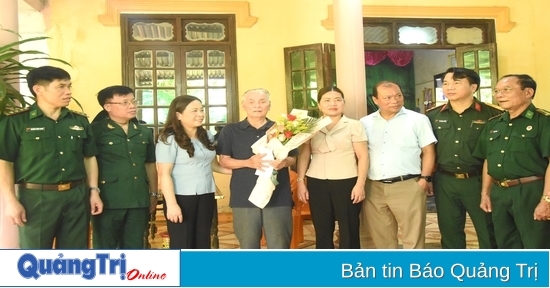 Trưởng Ban Dân vận Tỉnh ủy Lê Thị Lan Hương thăm chiến sĩ, thanh niên xung phong tham gia Chiến dịch Điện Biên Phủ