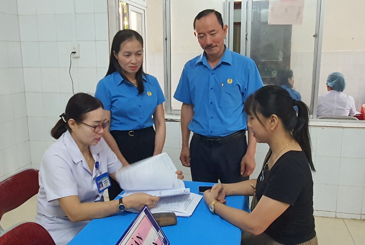 สมาชิกสหภาพแรงงานและคนงานภาคอุตสาหกรรมและการค้า 100 รายได้รับการตรวจสุขภาพฟรี