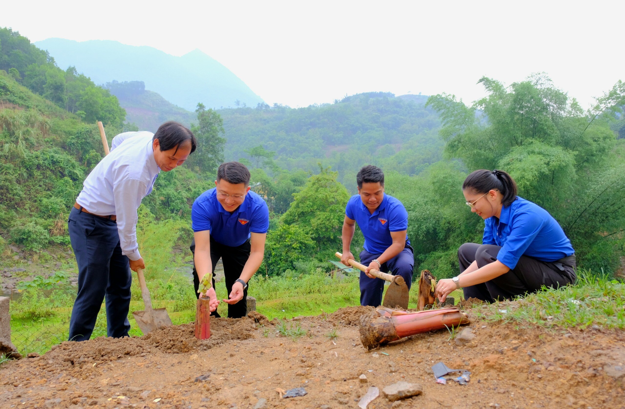 Hoạt động tình nguyện “Nâng bước đoàn viên vùng khó” 