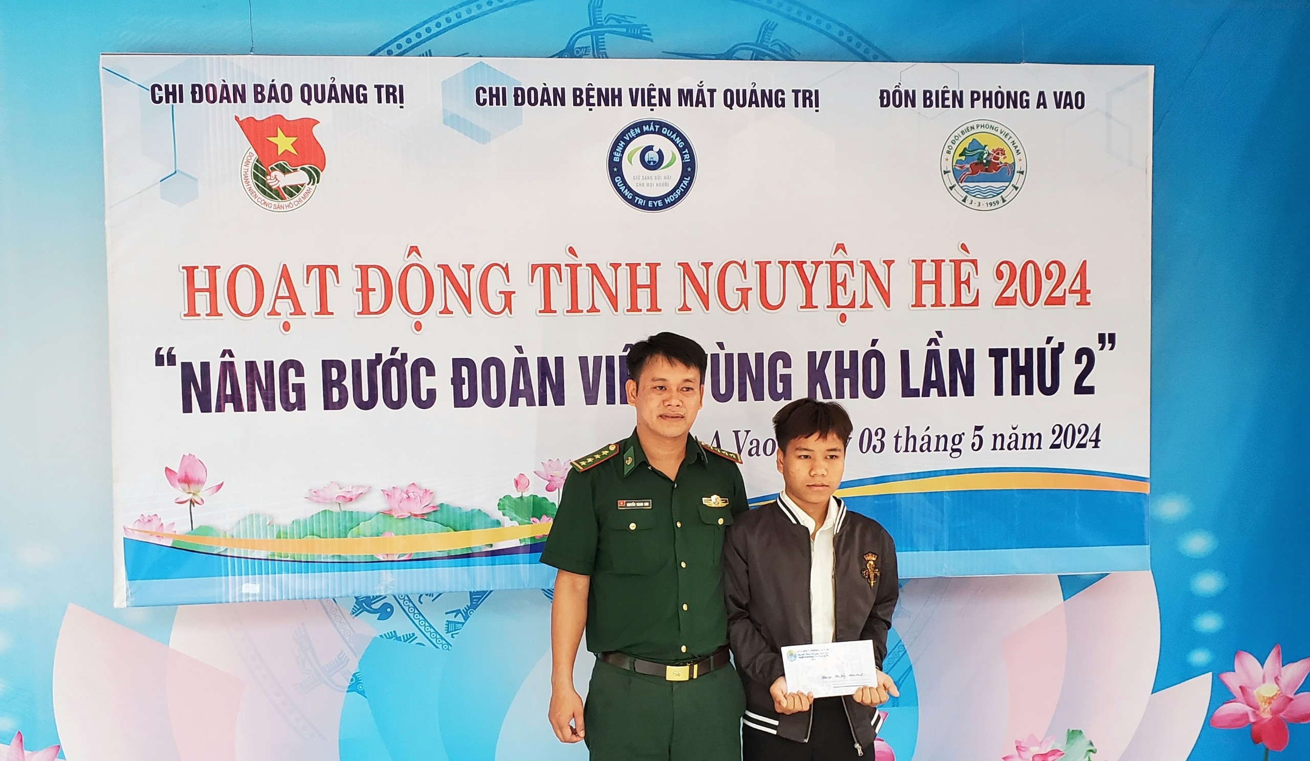 Hoạt động tình nguyện “Nâng bước đoàn viên vùng khó” 