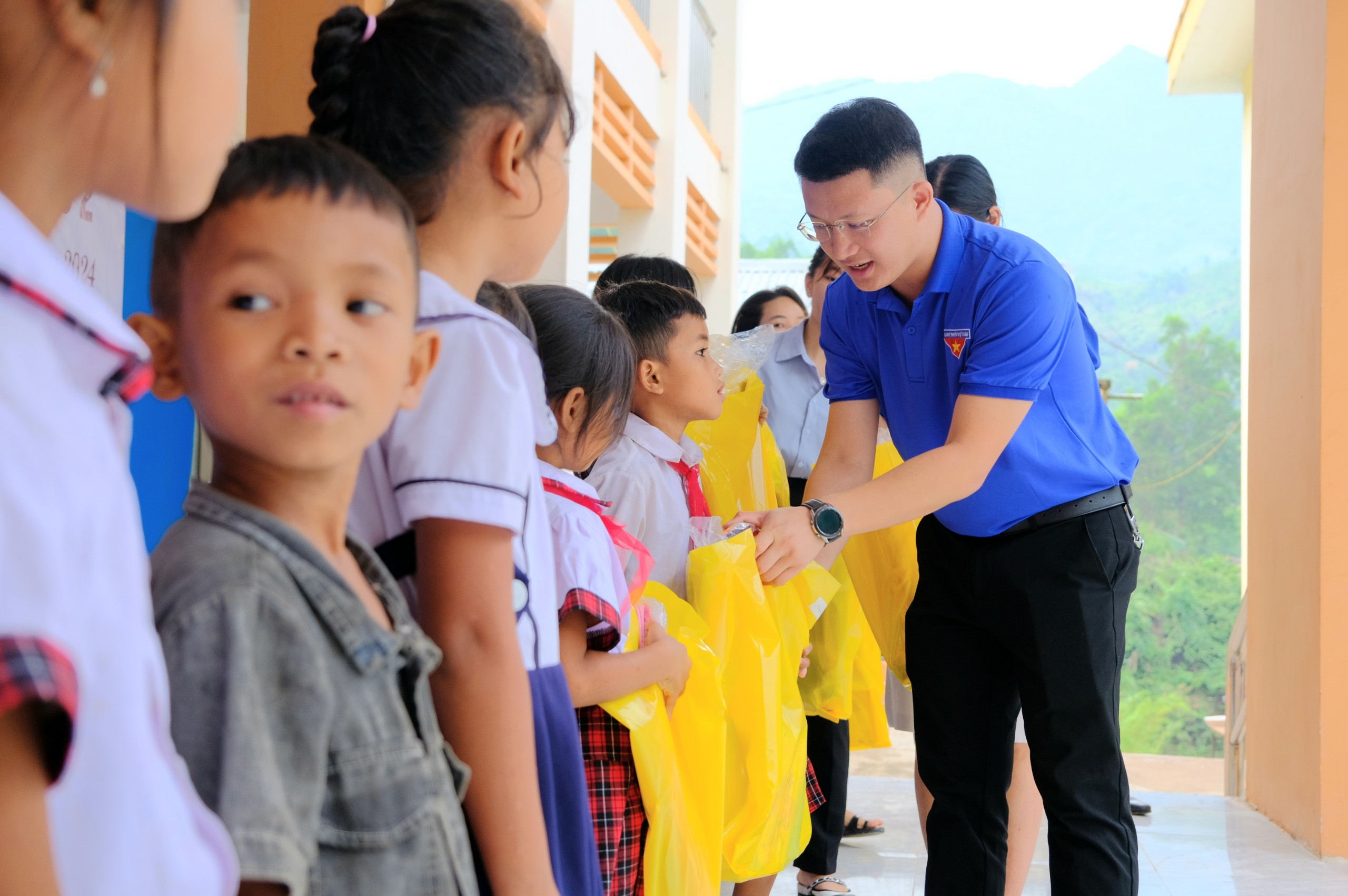 Hoạt động tình nguyện “Nâng bước đoàn viên vùng khó” 