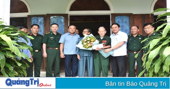 El subjefe de la delegación de la Asamblea Nacional Provincial, Hoang Duc Thang, rinde homenaje a los soldados de Dien Bien