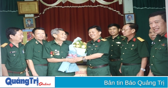 El comandante del Comando Militar Provincial, coronel Nguyen Huu Dan visitó y entregó regalos a los veteranos de guerra que participaron en la Campaña de Dien Bien Phu.