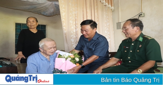 El presidente del Comité del Frente Patriótico de Vietnam de la provincia, Dao Manh Hung, visitó y entregó obsequios para mostrar gratitud a los veteranos de Dien Bien