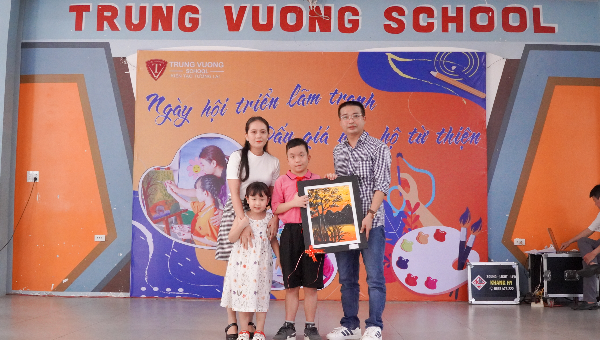 Trung Vuong Schule: Ausstellung und Versteigerung von 95 Gemälden von Schülern zugunsten wohltätiger Zwecke