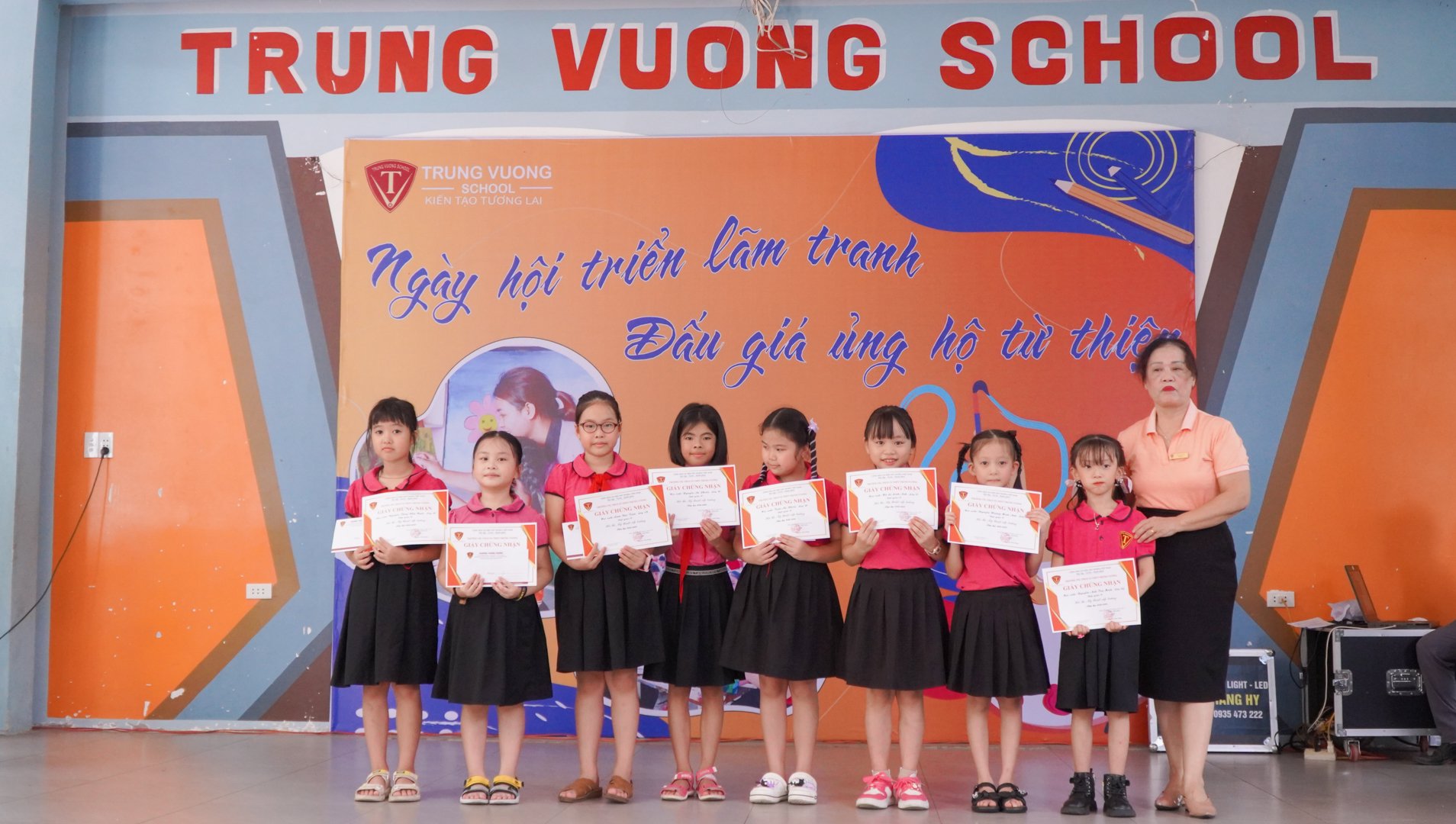 Trung Vuong Schule: Ausstellung und Versteigerung von 95 Gemälden von Schülern zugunsten wohltätiger Zwecke