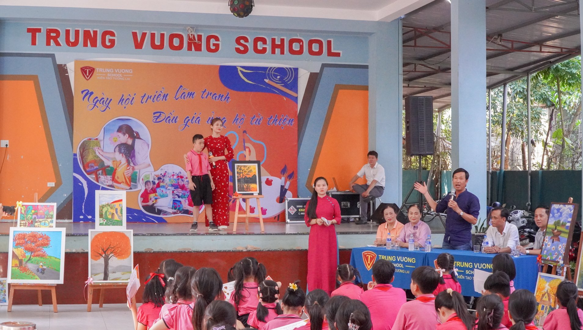 Trung Vuong Schule: Ausstellung und Versteigerung von 95 Gemälden von Schülern zugunsten wohltätiger Zwecke