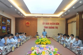 Le Comité populaire provincial de Quang Tri travaille avec le groupe T&T sur l'avancement des projets dans la région.