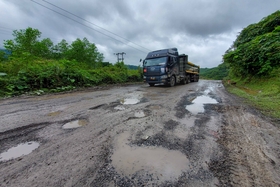 La section ouest de la route Ho Chi Minh traversant la commune de Huc Nghi continue d'être endommagée.