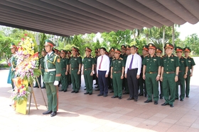 Le ministre de la Défense nationale, le général Phan Van Giang, a rendu hommage aux martyrs héroïques et a offert des cadeaux aux héros des Forces armées populaires et aux familles politiques de Quang Tri.