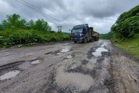 Участок западной ветки дороги Хо Ши Мин через коммуну Хук Нги продолжает находиться в состоянии повреждений.