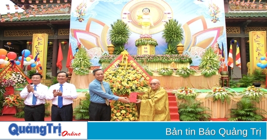 Les dirigeants de la province de Quang Tri rendent visite à Bouddha et le félicitent pour son anniversaire