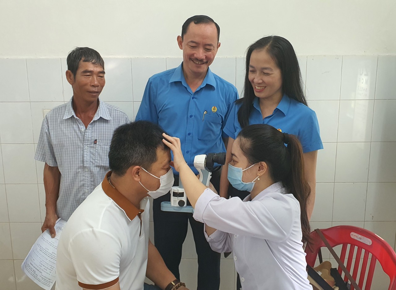 สมาชิกสหภาพแรงงานและคนงานภาคอุตสาหกรรมและการค้า 100 รายได้รับการตรวจสุขภาพฟรี