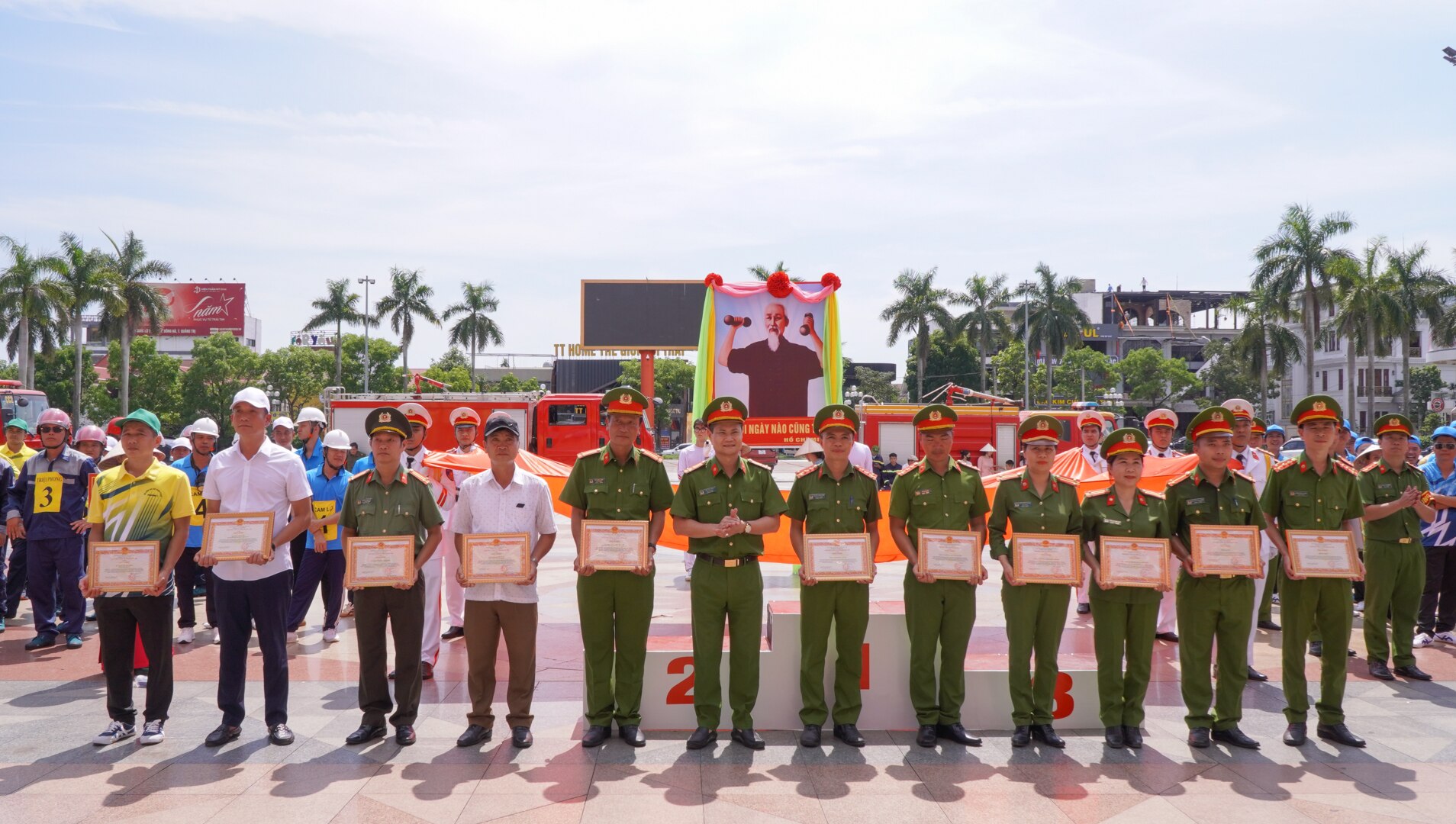 10 Tổ liên gia an toàn PCCC tham gia Hội thi nghiệp vụ chữa cháy và cứu nạn cứu hộ