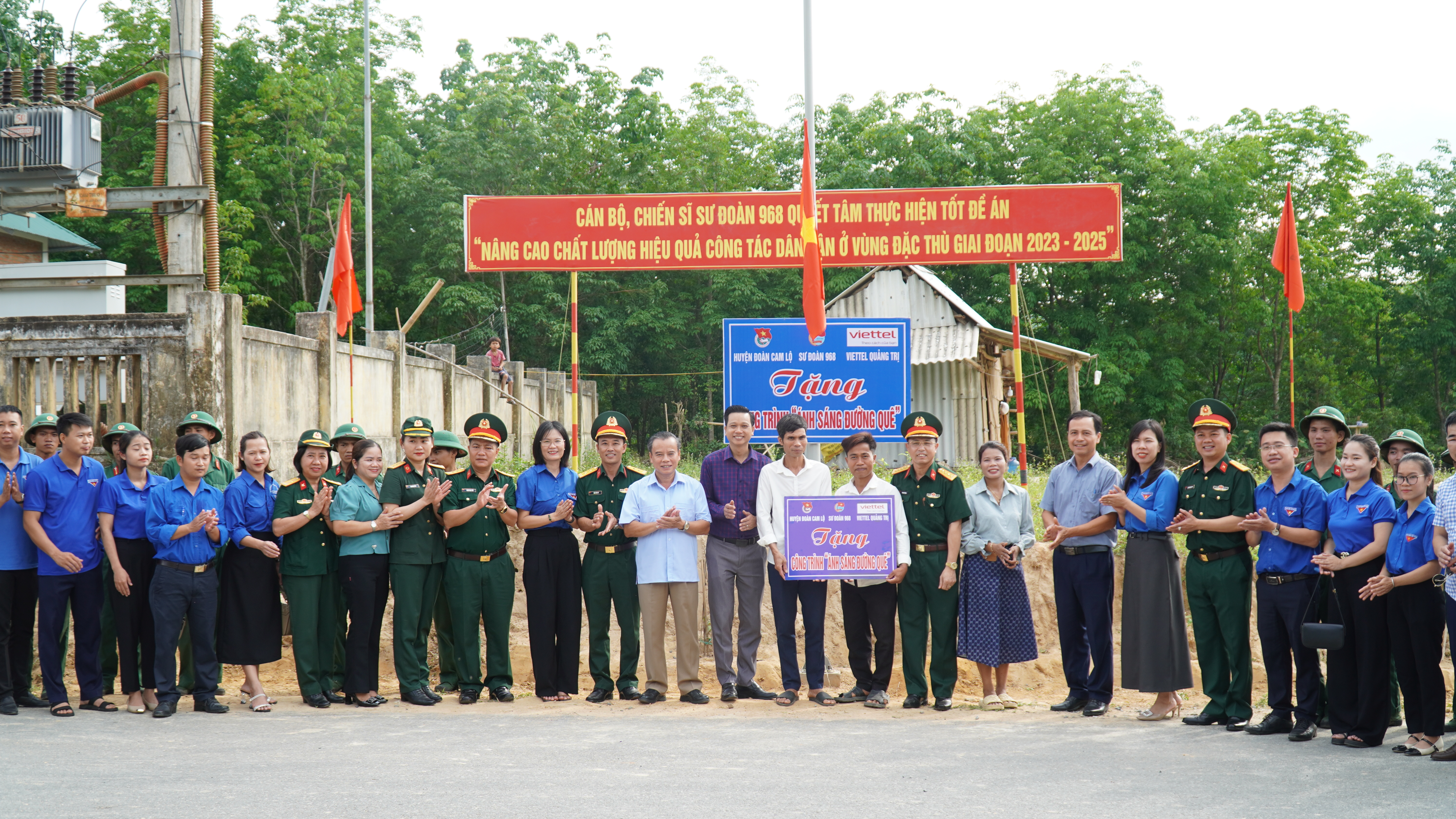 Bàn giao công trình “Ánh sáng đường quê” cho Bản Chùa