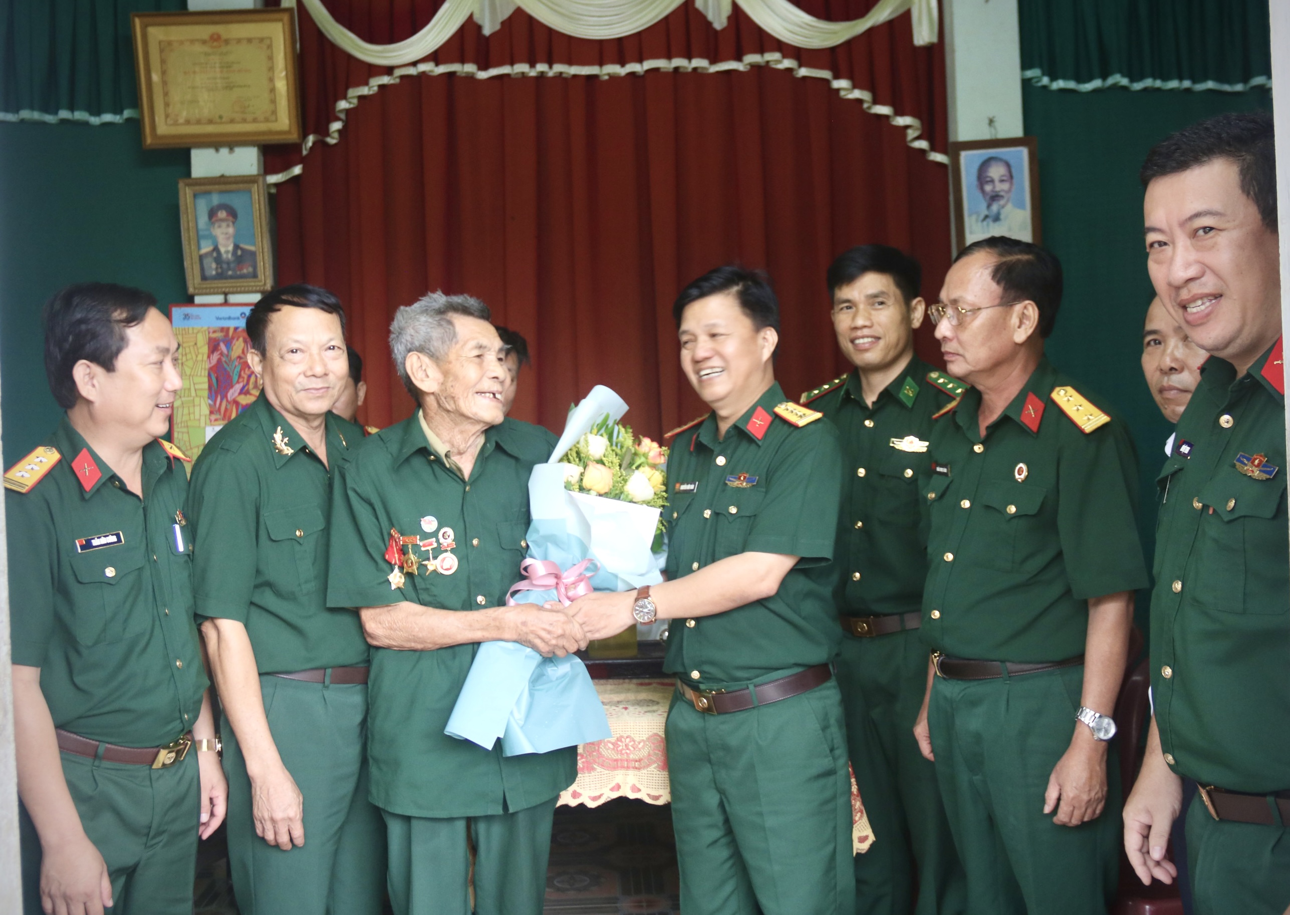 Chỉ huy trưởng Bộ CHQS tỉnh, Đại tá Nguyễn Hữu Đàn thăm, tặng quà cựu chiến sĩ Điện Biên