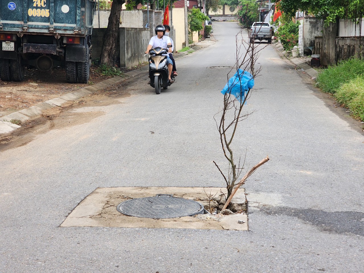 Đông Hà: Hố ga trên đường Tô Ngọc Vân hư hỏng, gây tai nạn giao thông