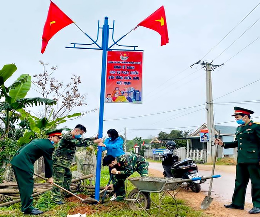 Lực lượng vũ trang huyện Cam Lộ chung sức xây dựng nông thôn mới